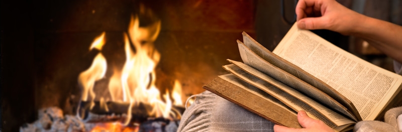 Frau mit Buch am Chemin�e